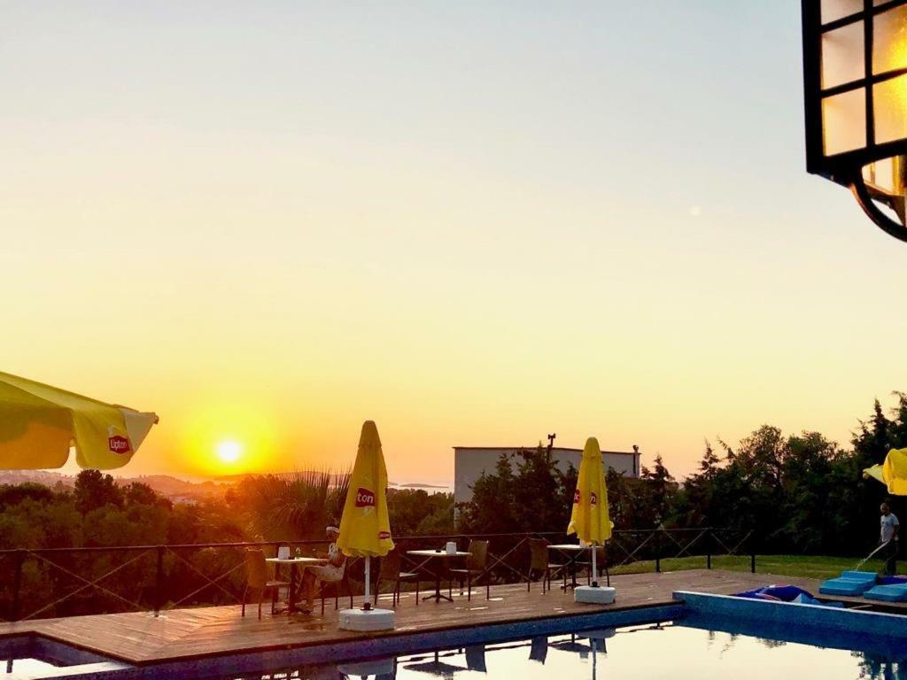 Victoria Hotel And Lounge Foça Bagian luar foto