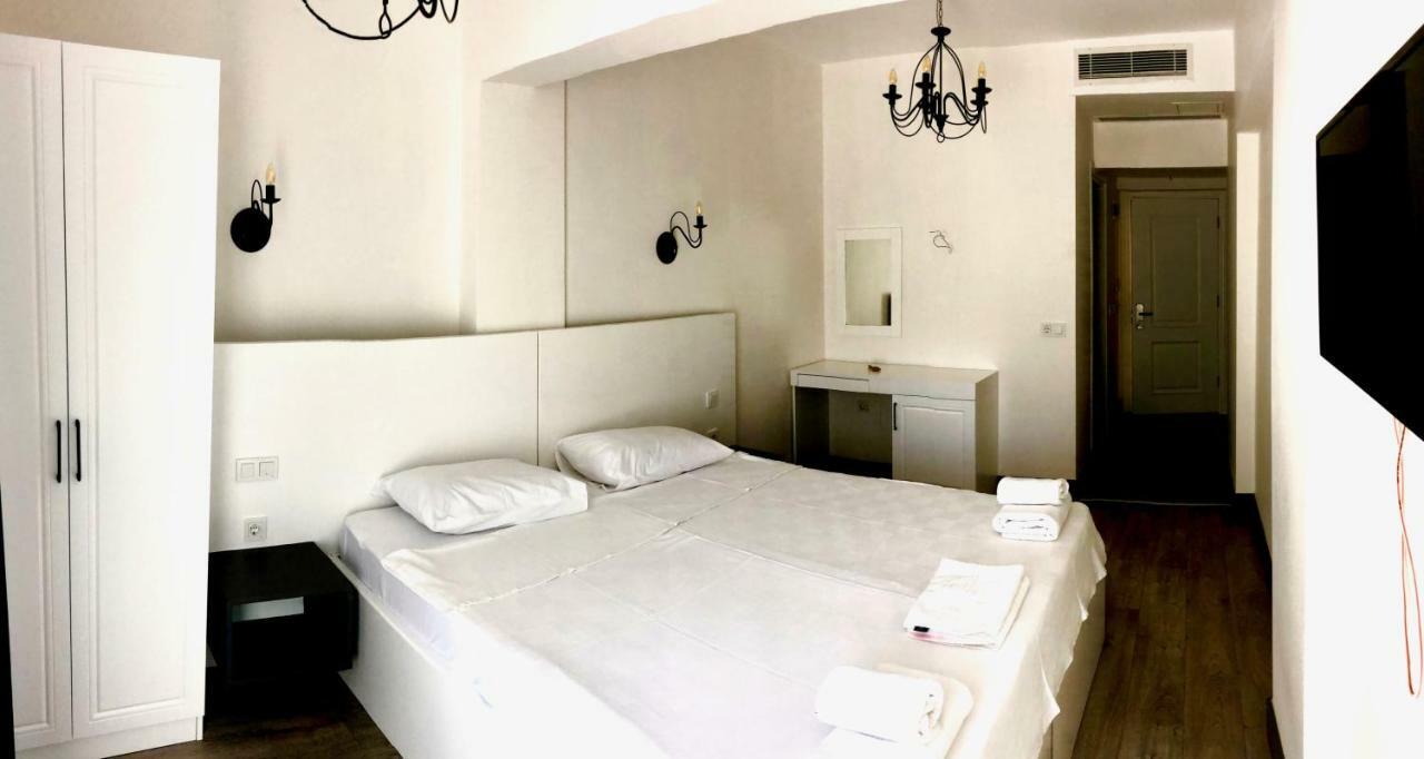 Victoria Hotel And Lounge Foça Bagian luar foto