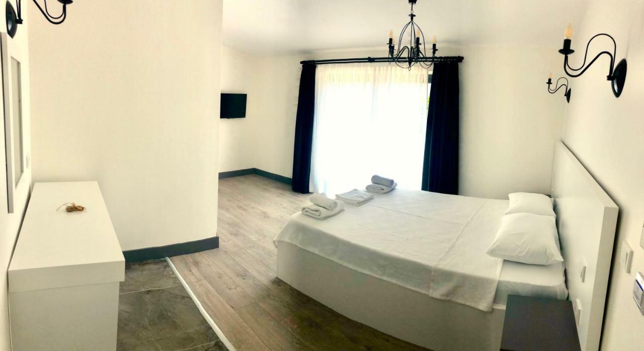 Victoria Hotel And Lounge Foça Bagian luar foto